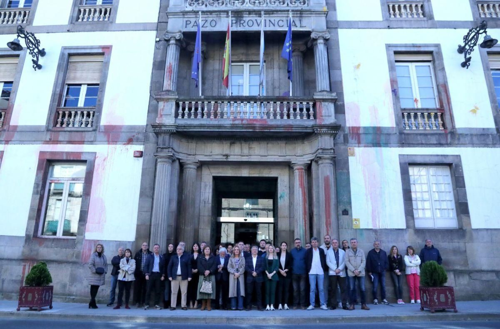 Minuto de silencio ante la Diputación Provincial, en Ourense.