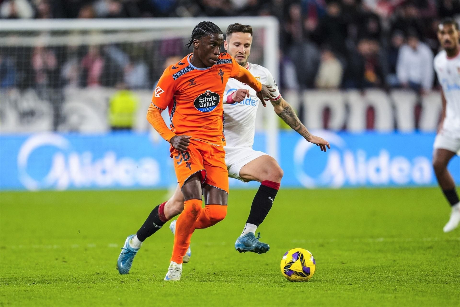 Ilaix Moriba volvió a ser titular y manejó el balón con criterio durante la primera parte.