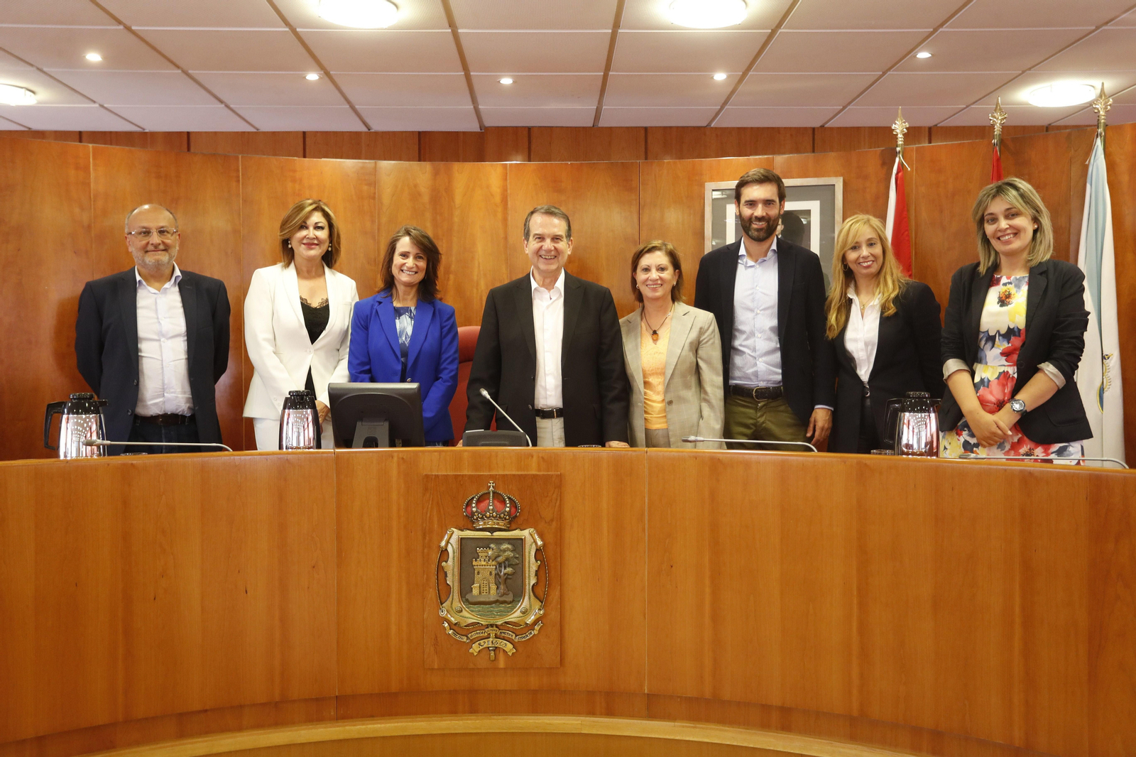 Desde la izquierda Abel Losada, Yolanda Aguiar, Ana Mejías, Caballero, Elena Espinosa, Gorka Gómez, Carmen Lago y Patricia Rodríguez en el salón de plenos.