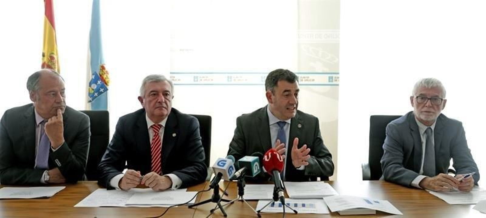 El conselleiro de Cultura, Román Rodríguez, junto a los rectores de las universidades gallegas, (i-d) Salustiano Mato, Juan Viaño, y Xosé Luis Armesto. (EFE)