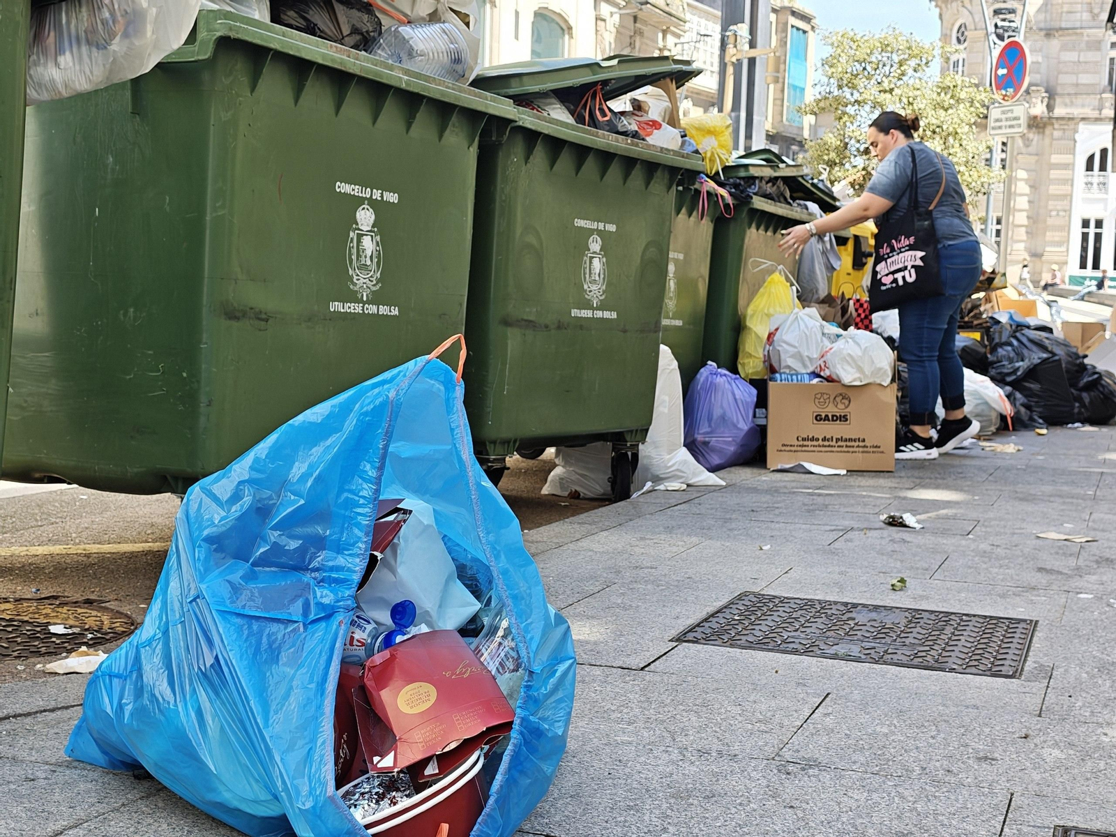 Galería | Vigo, bajo la presión de la basura tras tres días de huelga