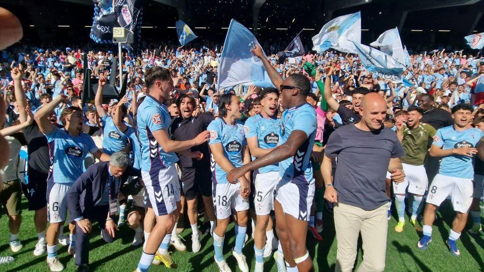 El filial al completo celebró por todo lo alto el pasado domingo su pase a la final por el ascenso junto a una repleta grada de animación.