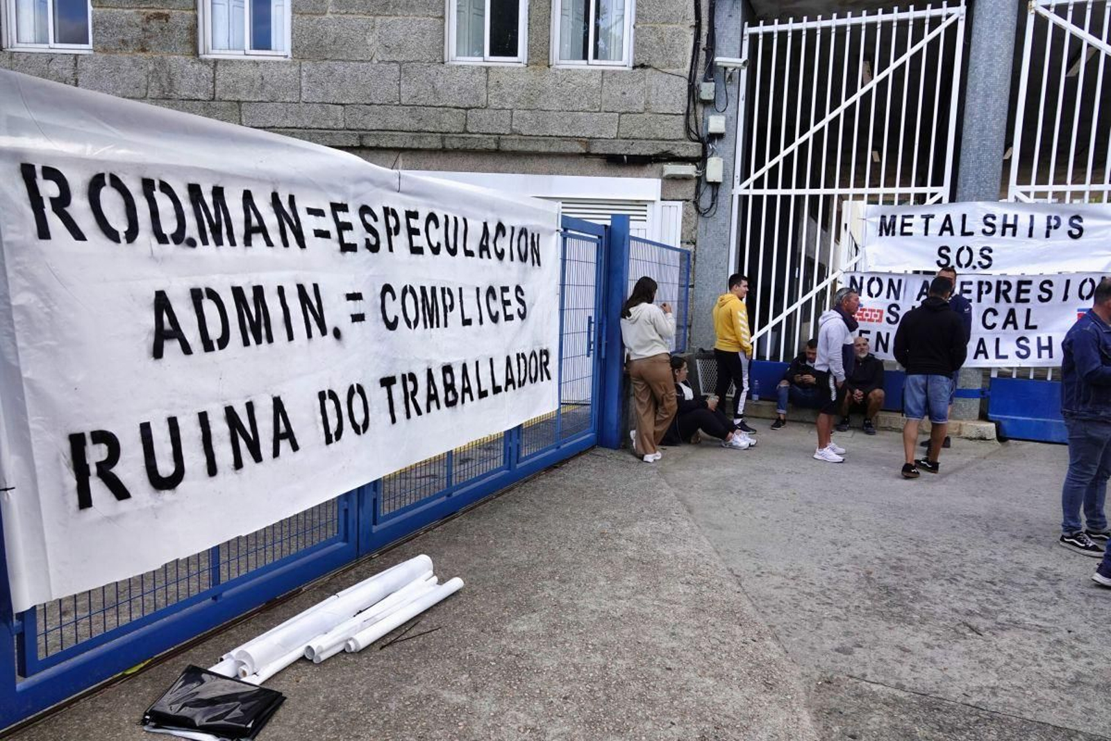 Un grupo de trabajadores, ayer a las puertas del astillero de Teis en la primera jornada de huelga indefinida.