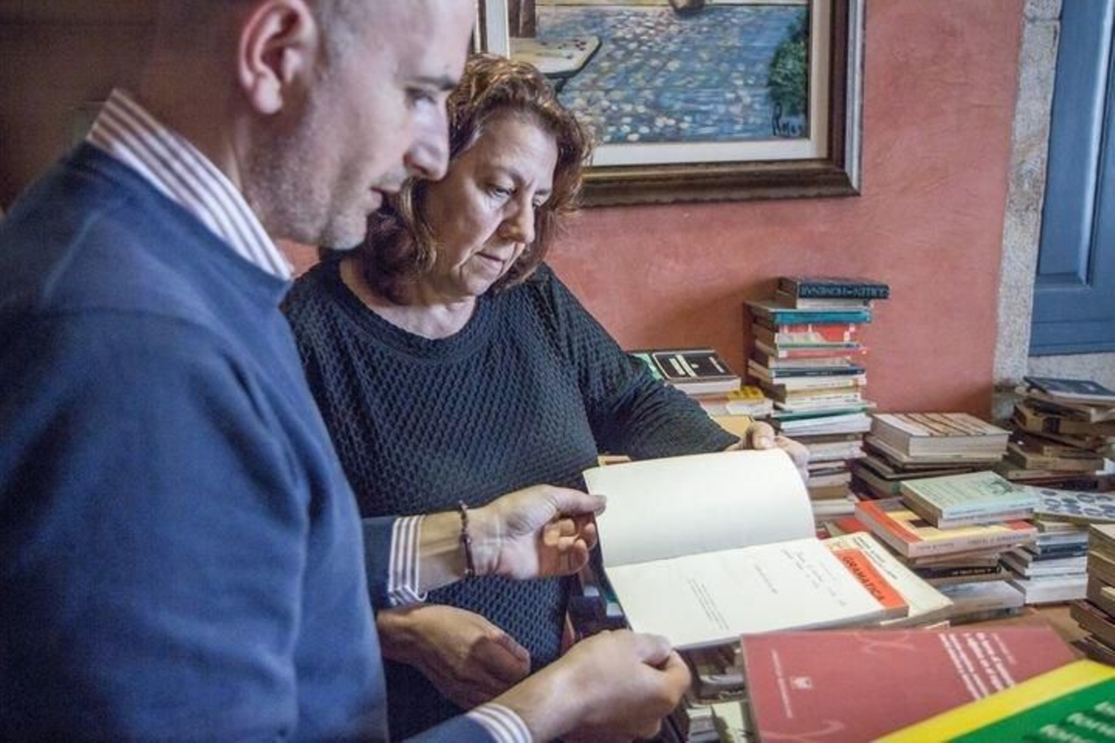 A concelleira Emilia Somoza, co director da Biblioteca, Vicente Rodríguez.