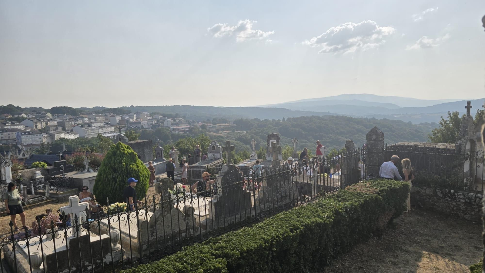 Galería | Un cementerio para mirar al cielo: un silencioso mirador para el eclipse total solar