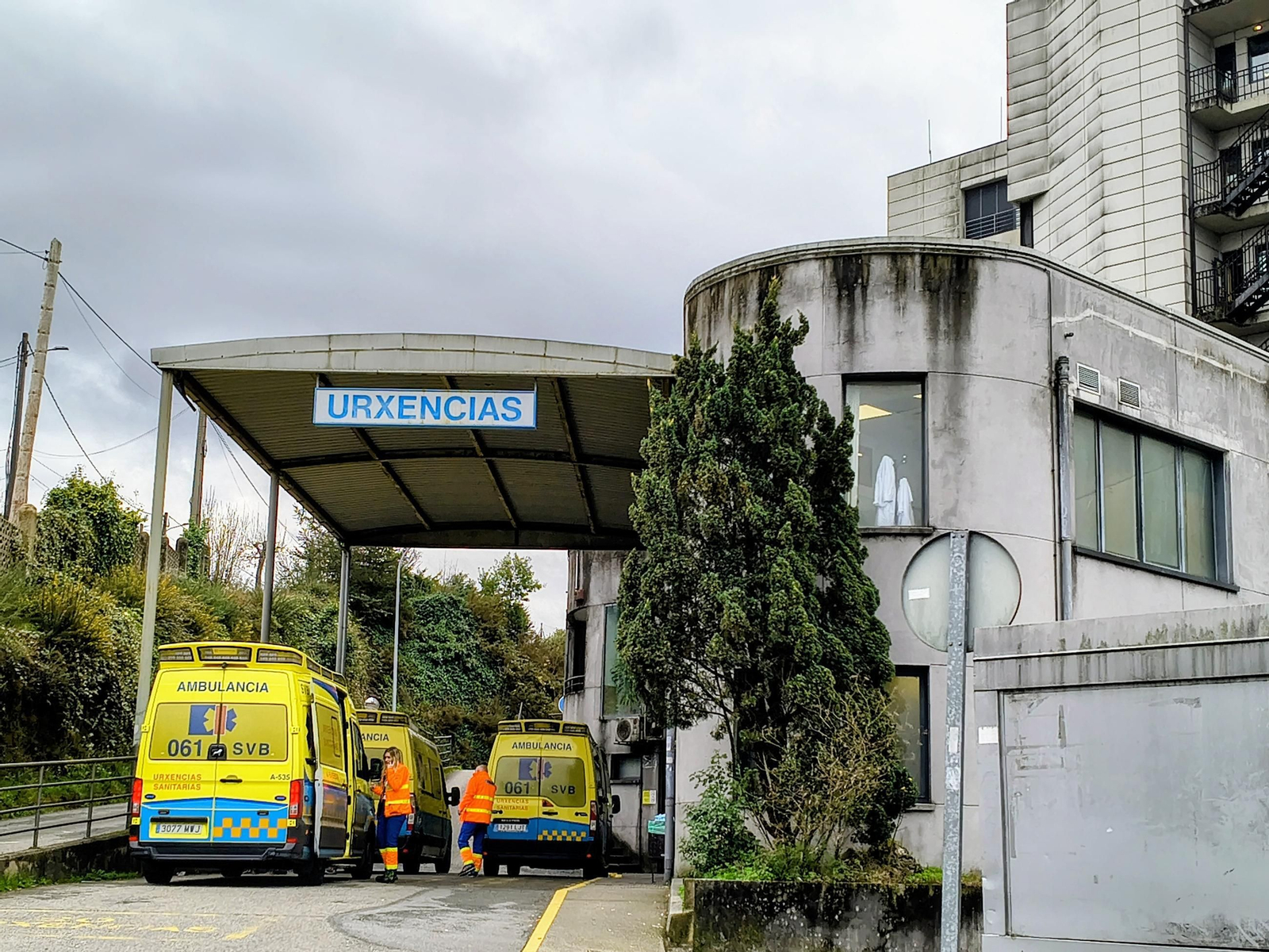 Ambulancias en la puerta de urgencias del Hospital Montecelo.