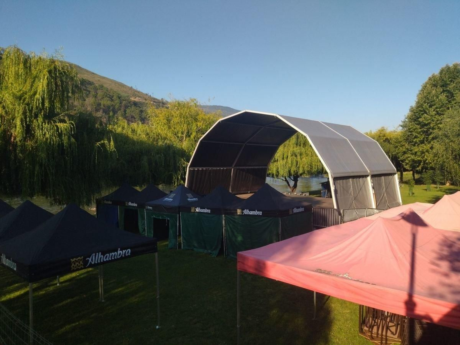 Posterior del escenario principal del SilFest, en la playa fluvial del Malecón.