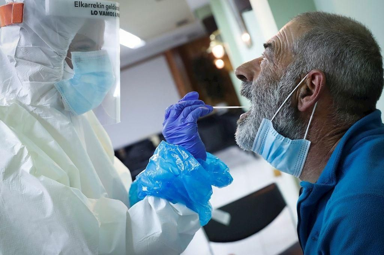 Un sanitario le realiza una prueba del coronavirus a un persona mayor.