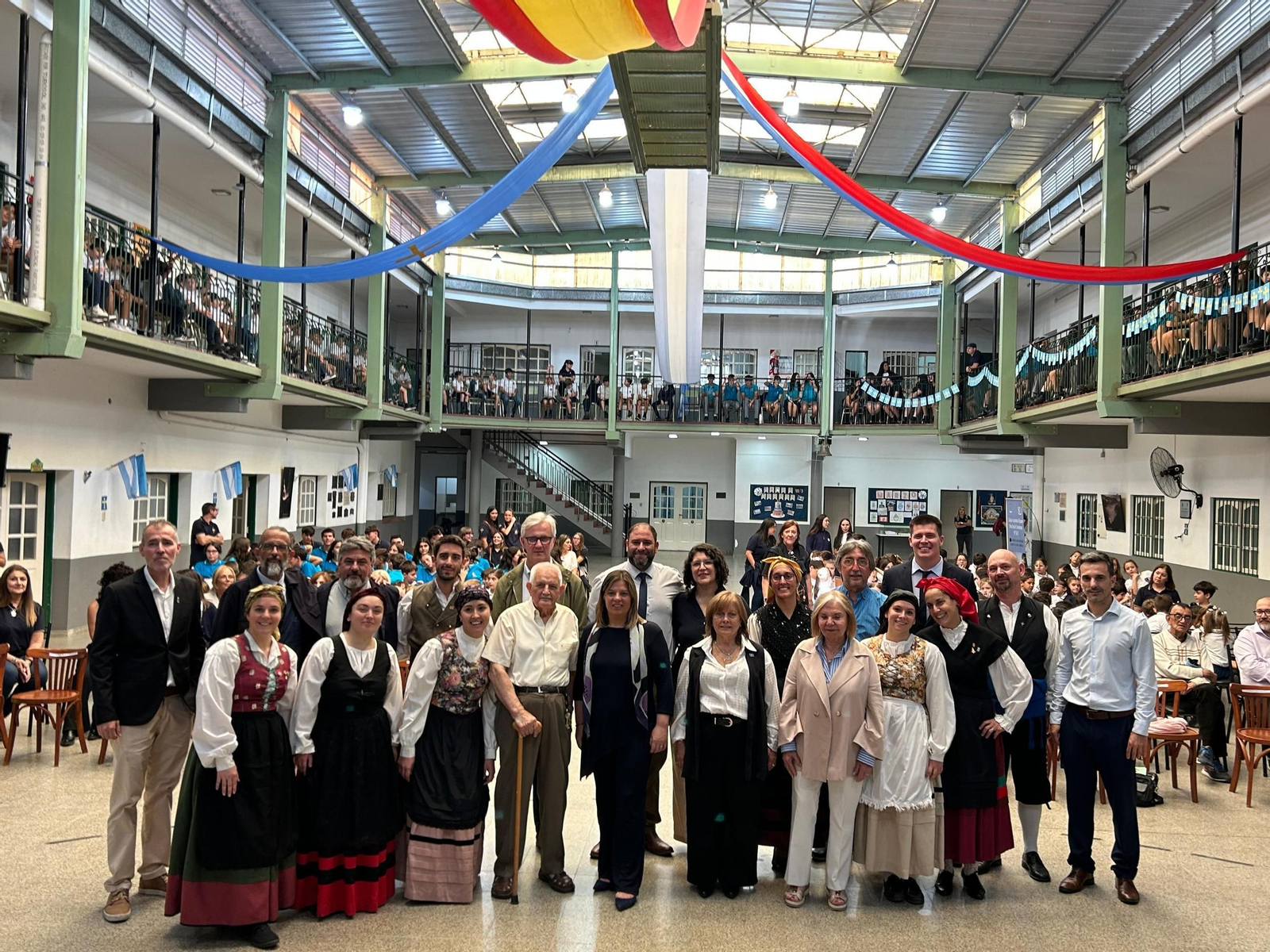 La comunidad educativa del Colegio Nuestra Señora de Covadonga con la vicepresidenta del Principado