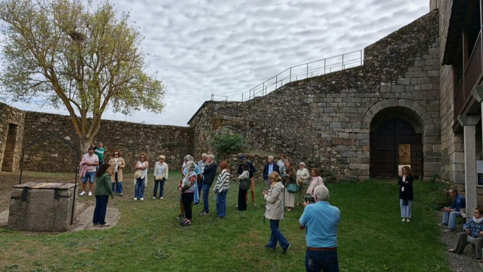 Visitantes en el castillo de O Bolo.
