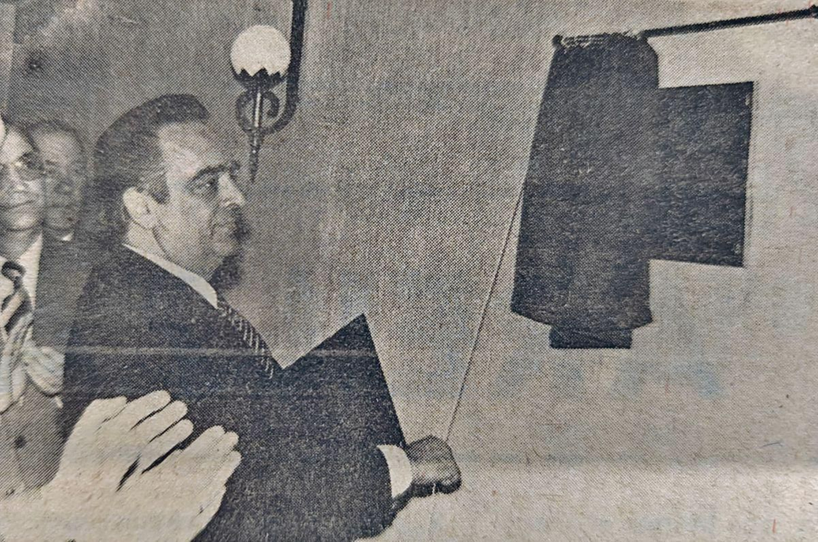 El doctor Fernández Rodríguez descubre la placa en su honor.