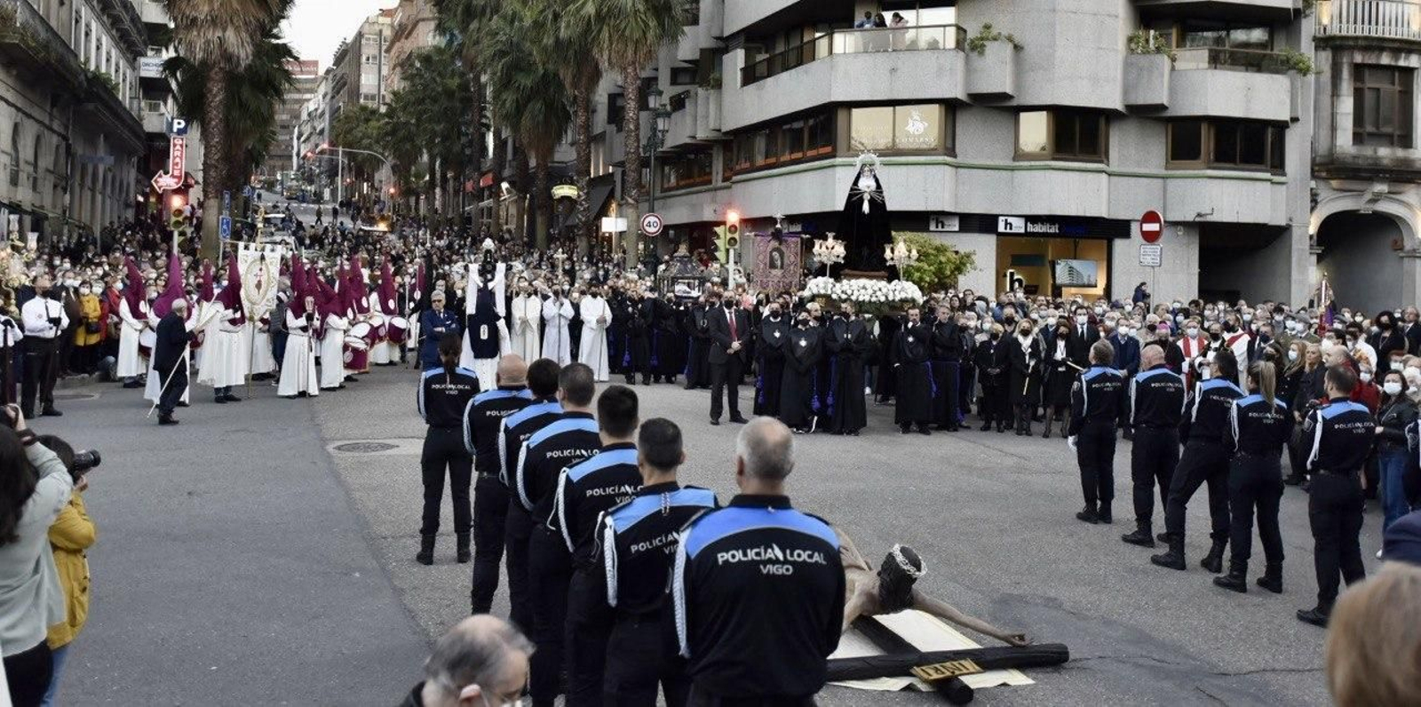 Las dos procesiones se encontraron en la confluencia de Colón con Praza de Compostela. // Pablo Hernández