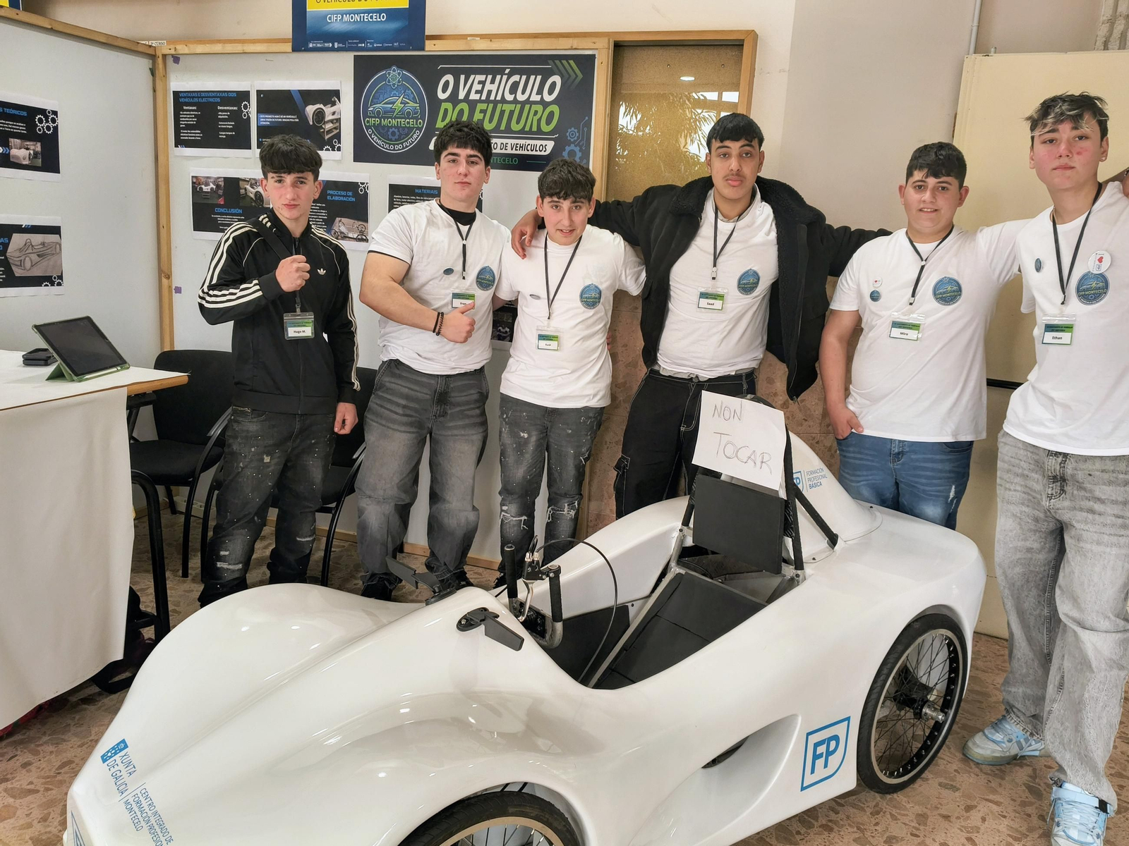Alumnos del CIFP Montecelo enseñan su coche eléctrico.