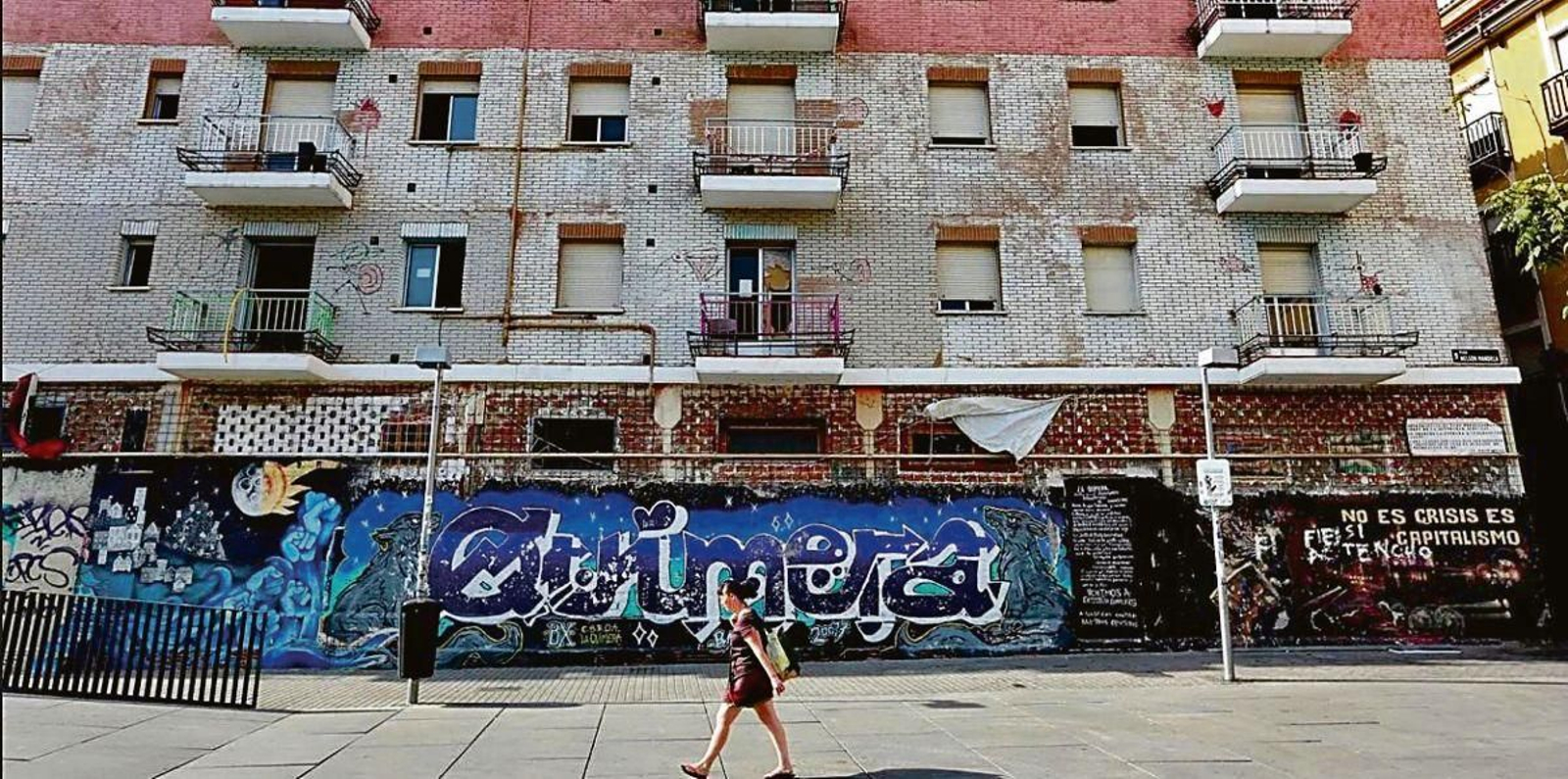 Un bloque de viviendas okupado en Madrid.