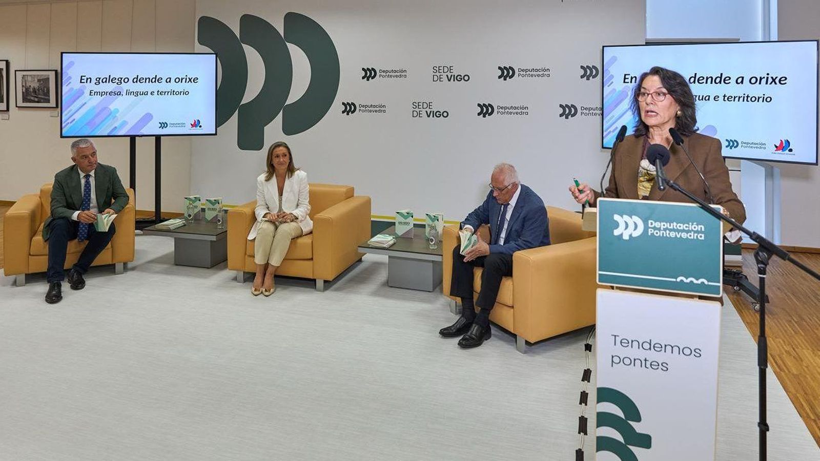 Valentín García, Luisa Sánchez e Xosé González Martínez, no encontro promovido polo Foro Peinador.