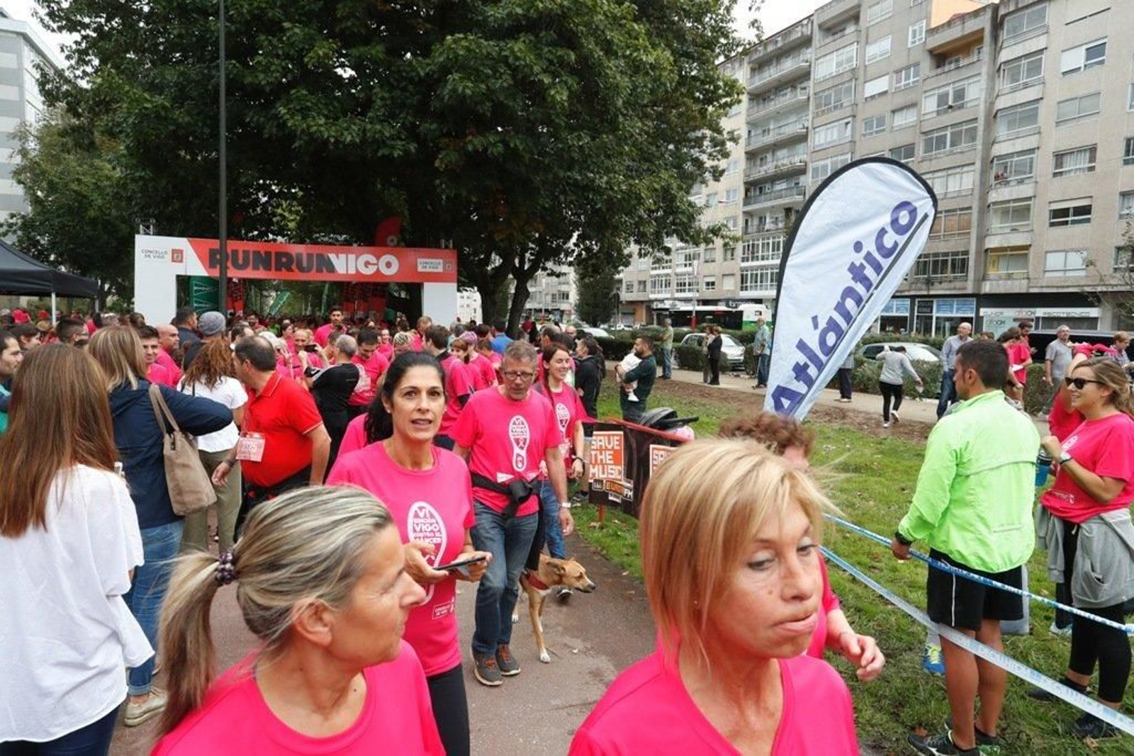 El color rosa abarrotó la Avenida de Castelao - JV Landín 161