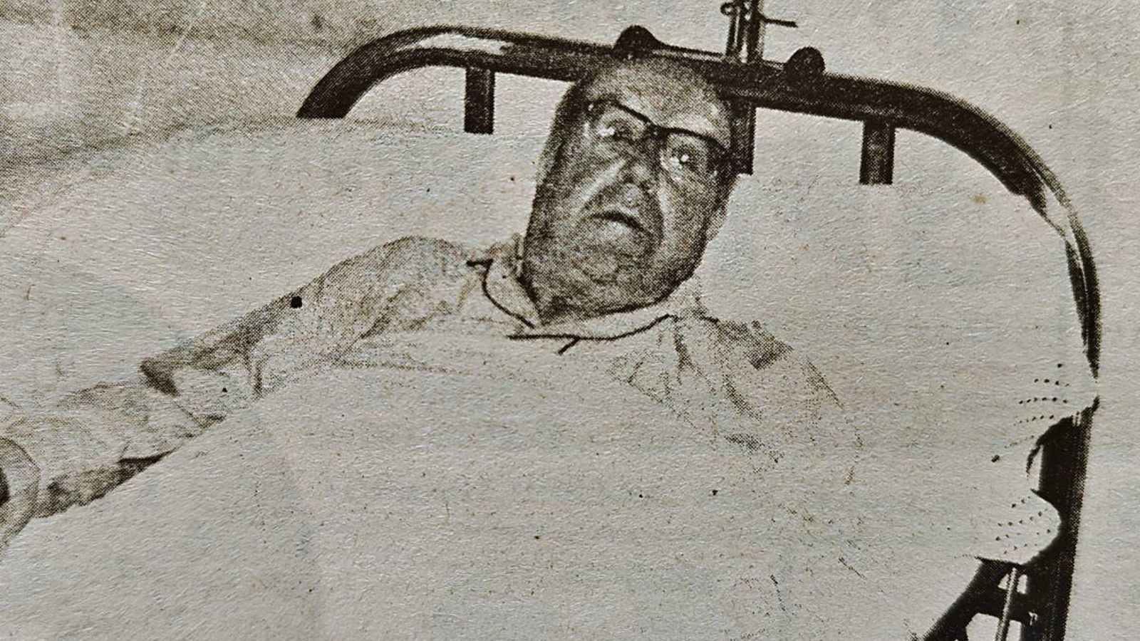 Don Ramón Otero Pedrayo encamado en su casa.