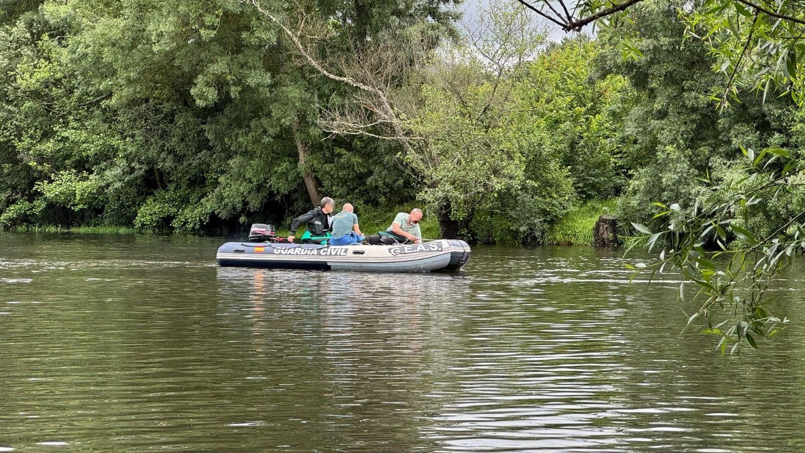 Parte del operativo de búsqueda del hombre desaparecido en el río Támega.