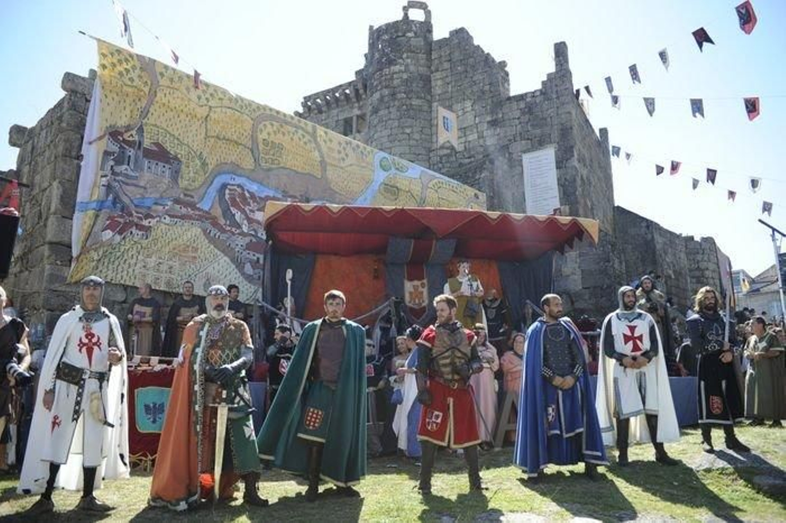 Varios caballeros custodiaban ayer el engalanado Castelo, uno de los emblemas de la Festa da Istoria y donde se celebraron varios actos a lo largo de la jornada.
