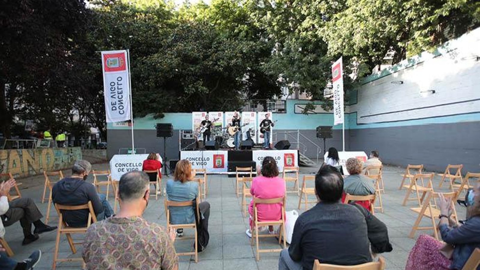El Pelotón de los Torpes, durante su actuación en el parque Cela.