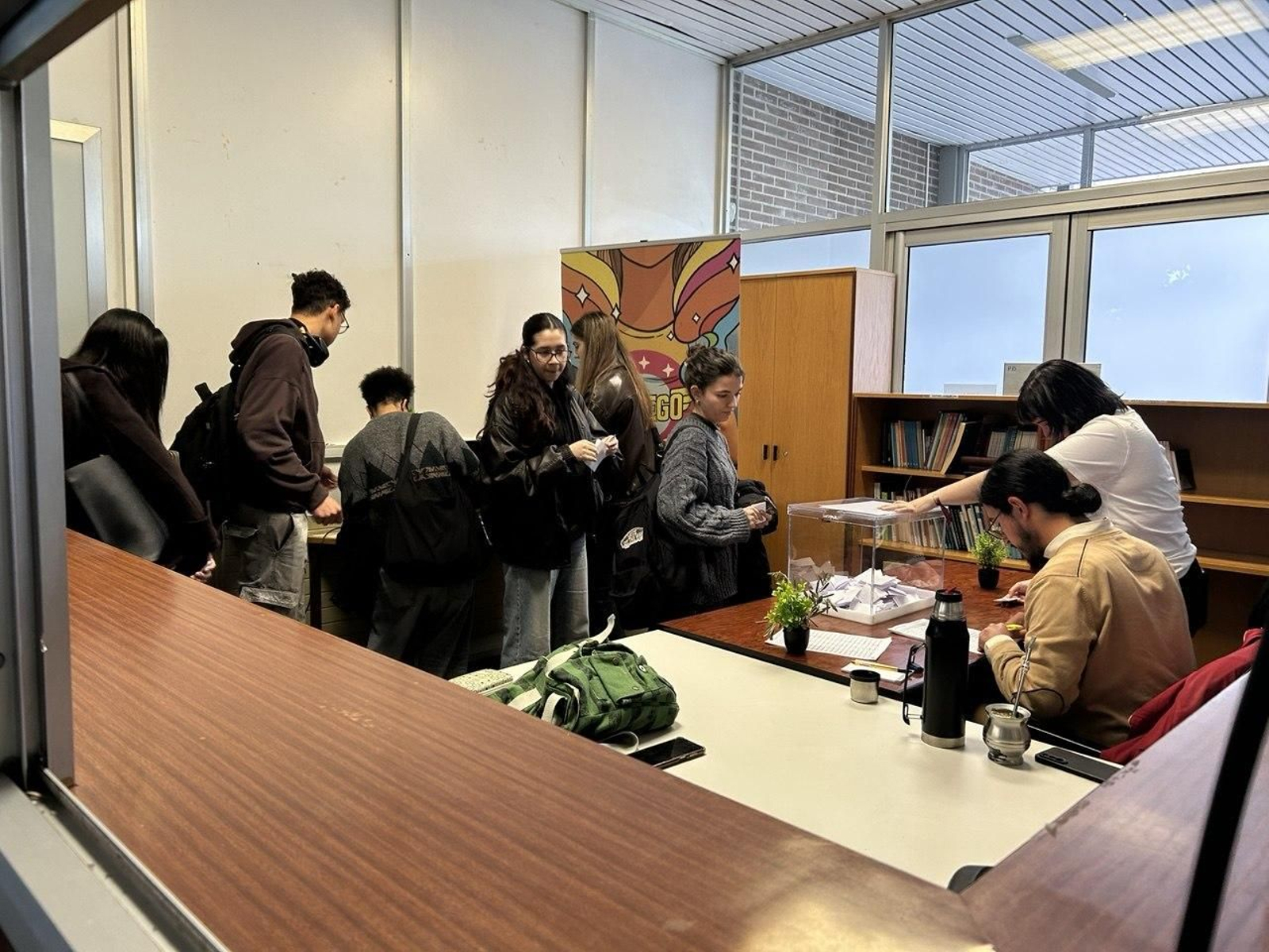 Colas para votar en la Delegación de Alumnado de Filología durante al jornada de este jueves.