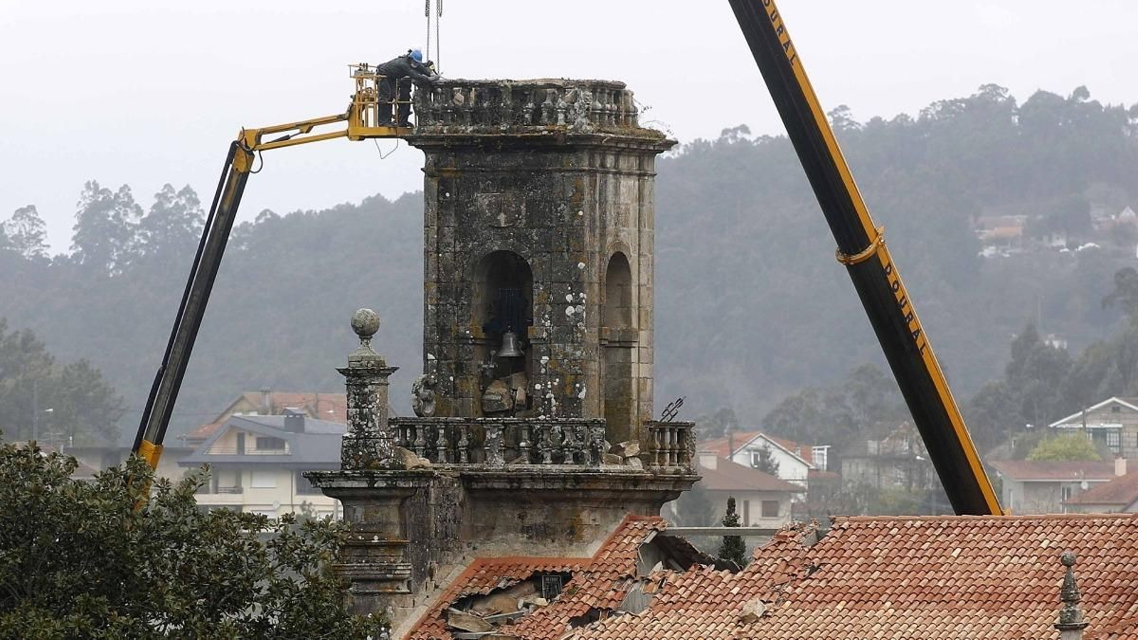 Los técnicos retiraban ayer las piedras sueltas de la torre.