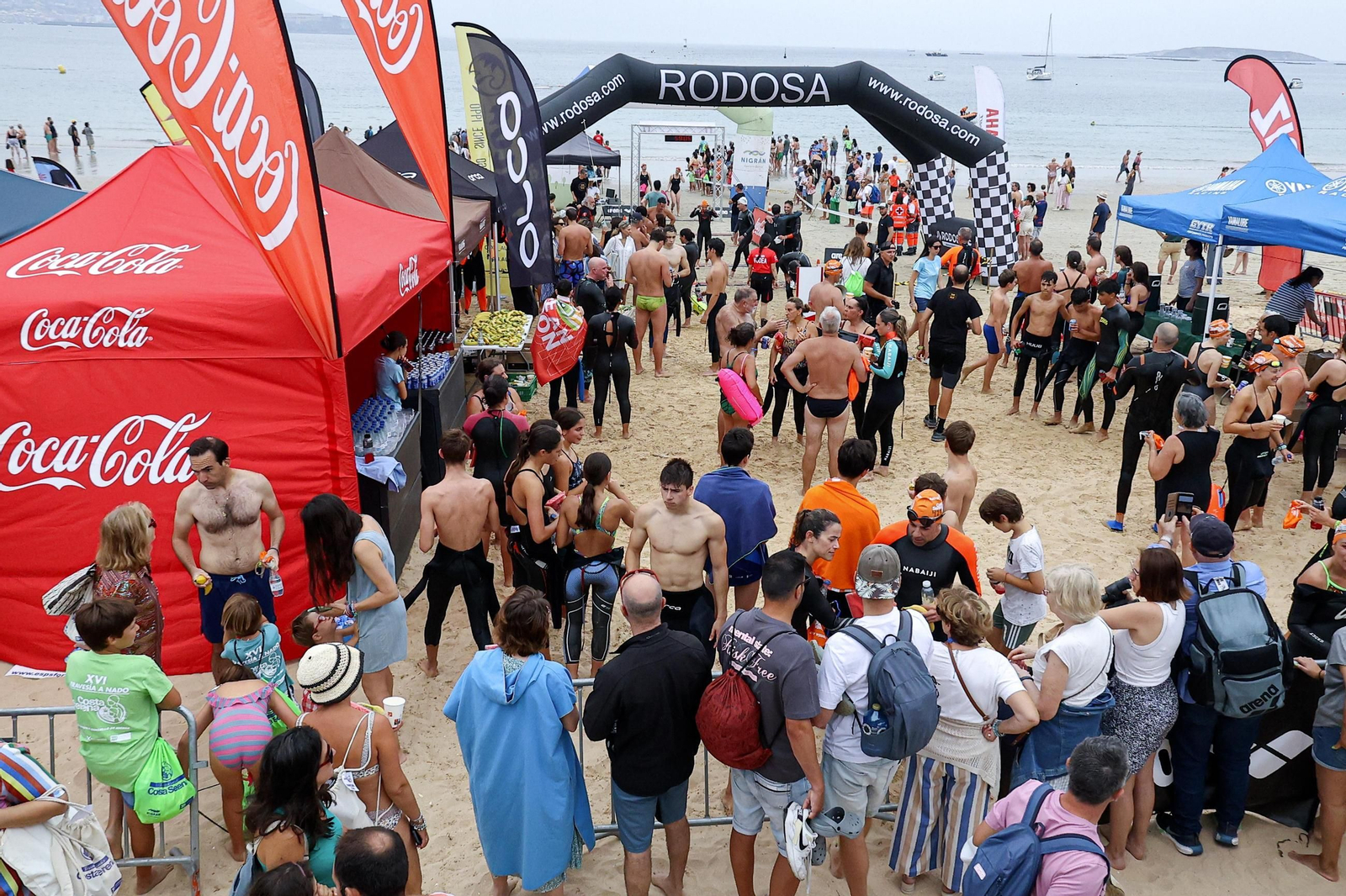 Galería | Centenares de nadadores se citan en Praia América para la Travesía a nado Costa Serena 2026