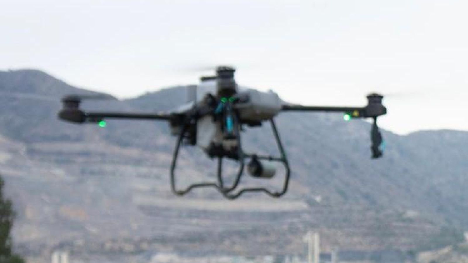 Dron de precisión de BENIU soluciones agroforestales operando.