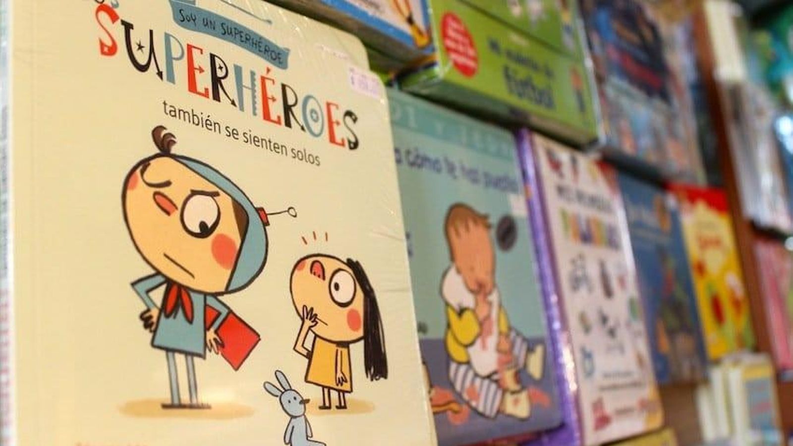 Puede ser un ejemplar de Mortadelo y Filemón, un volumen de manga, o un cuento ilustrado.