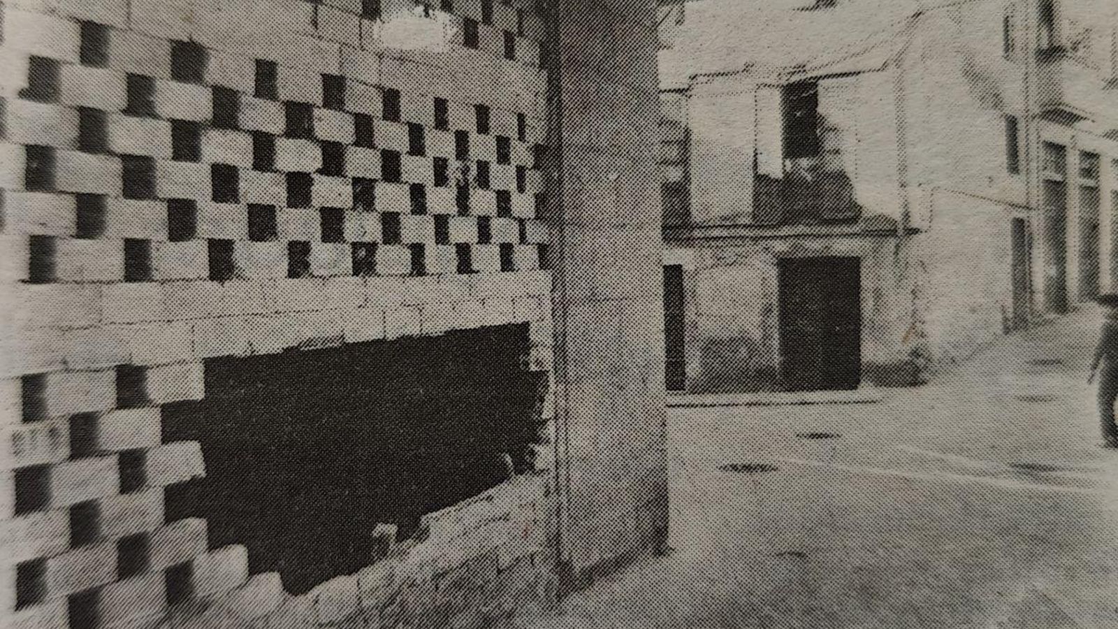 Bajo convertido en basurero en la esquina de Julio Prieto y Dos de Mayo.