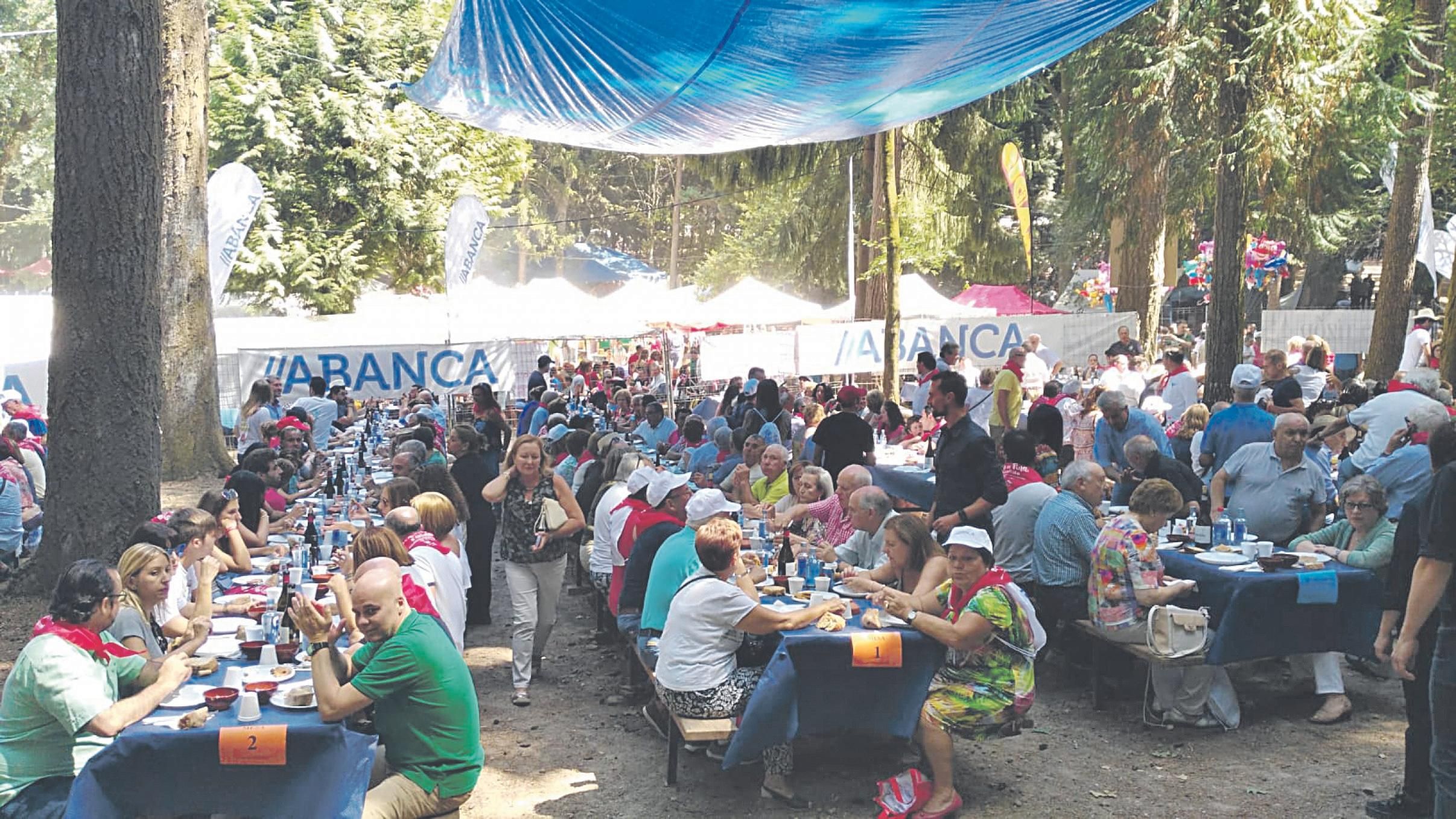 Comensales en el recinto oficial, en un pasada edición de la Festa do Pulpo.