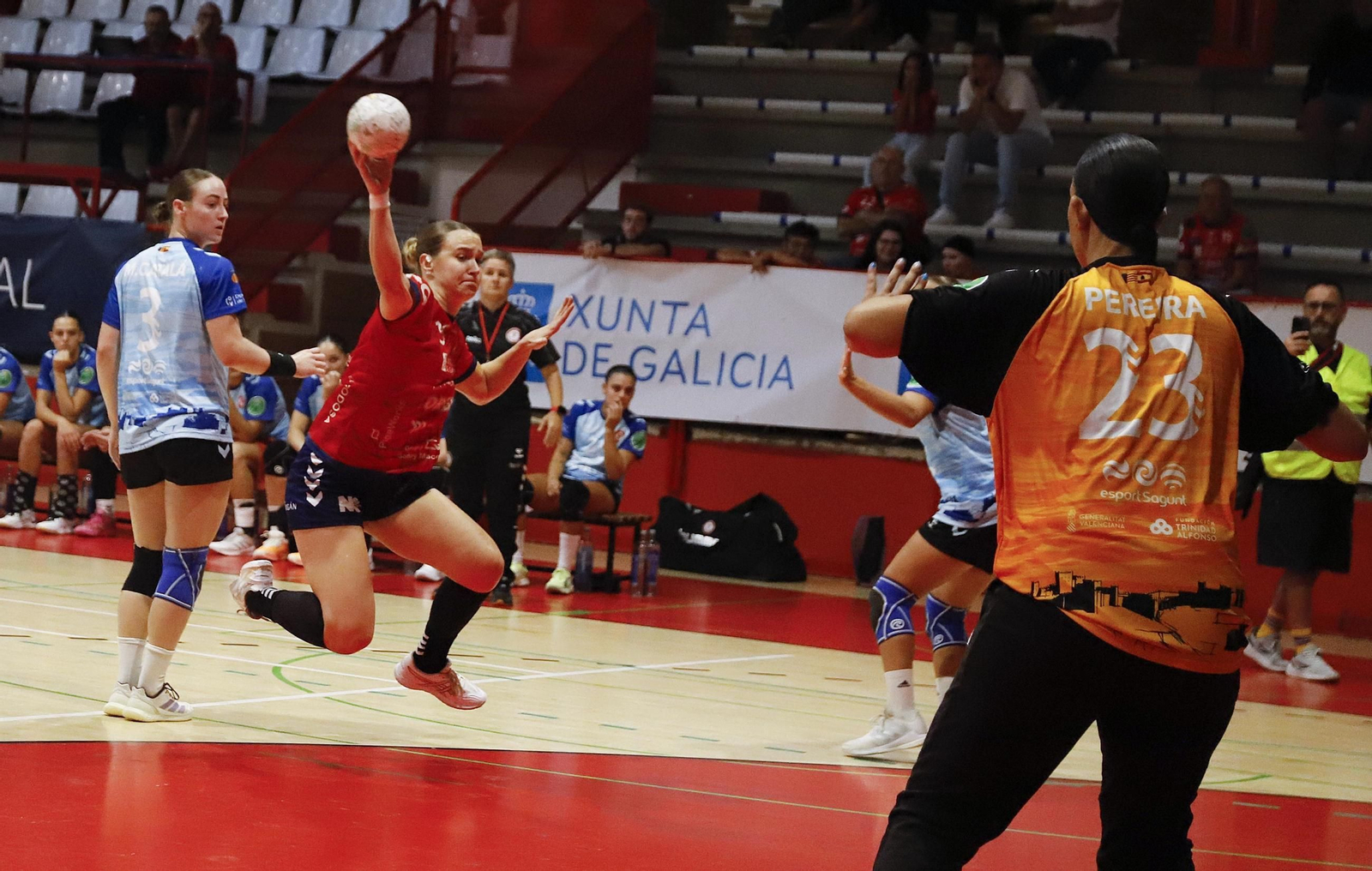 Una jugadora del Porriño a punto de lanzar en el encuentro de ayer.