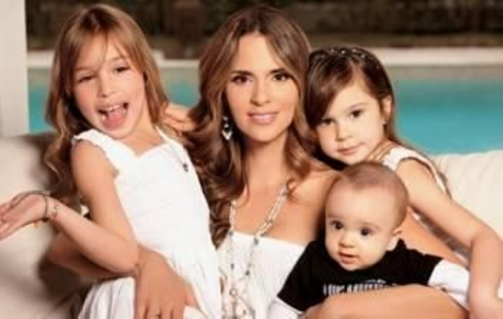 Karen Martínez, con sus tres hijos.