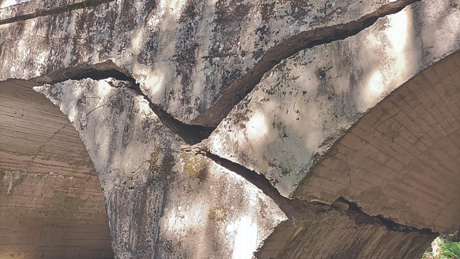 Grietas en el puente que separa Barxas de Seixo.