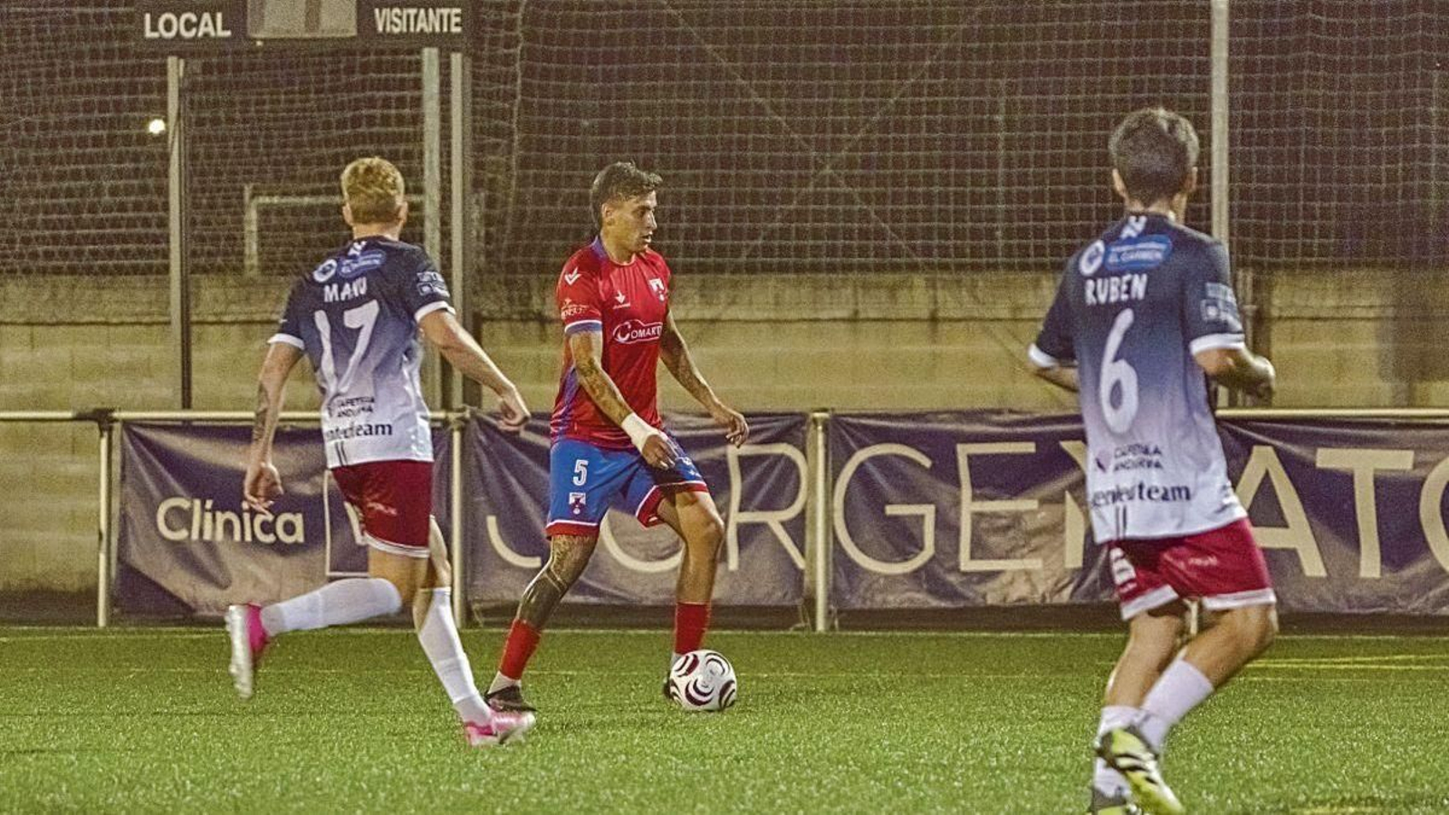 Jorge Aires, defensa del Verín, aguanta el balón ante un contrario, en A Granxa.