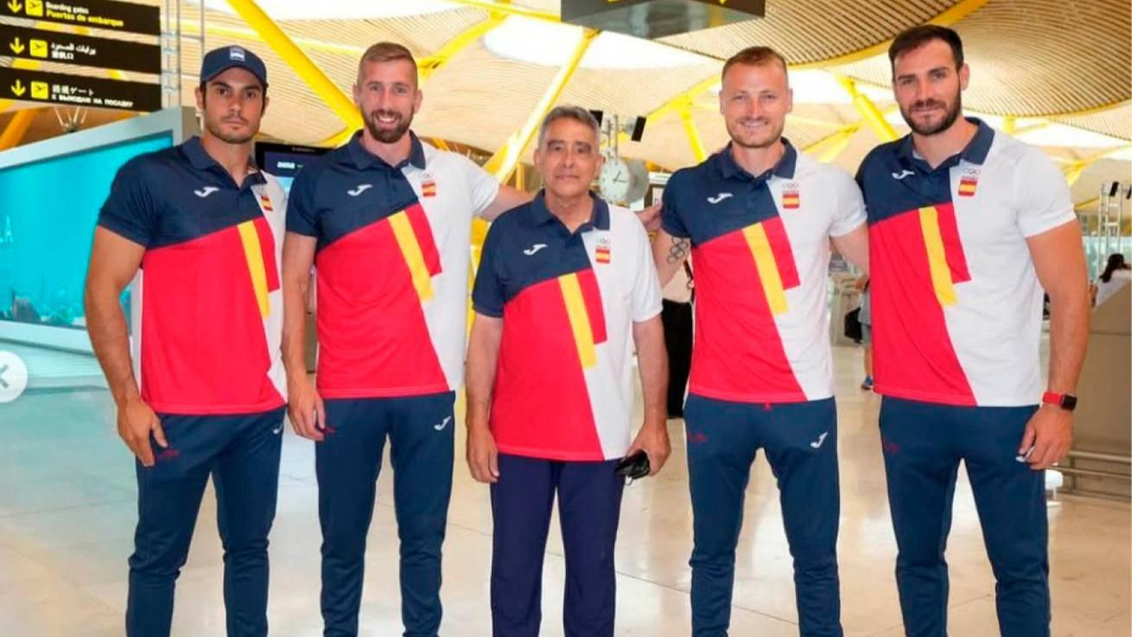 La tripulación del K4, con el cangués Rodrigo Germade (derecha) padeció el retraso en el aeropuerto de Barajas junto al resto de la expedición.

COE