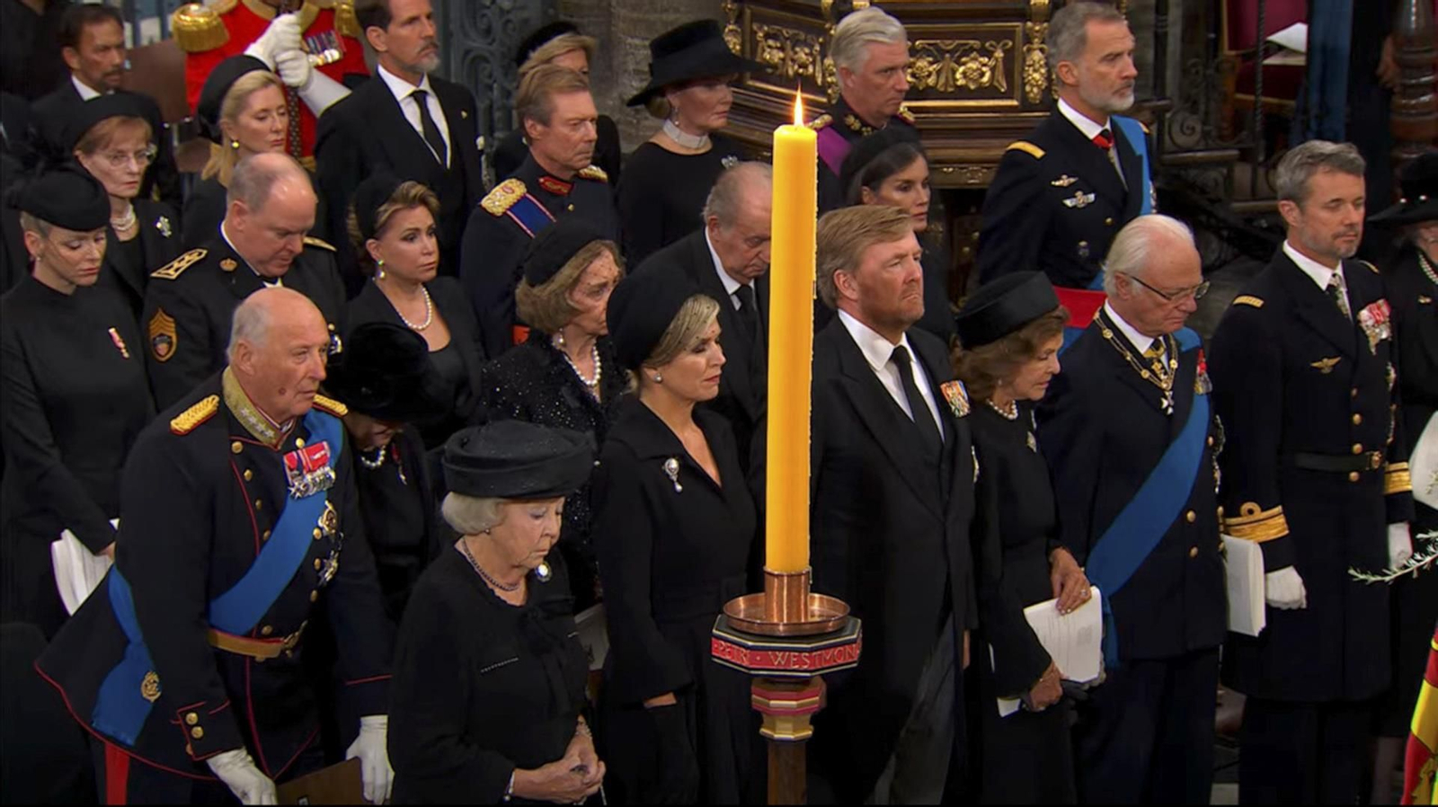 Captura de video de los reyes de España, Felipe VI y Letizia, junto a los eméritos, Juan Carlos y Sofía, en el funeral de Isabel II