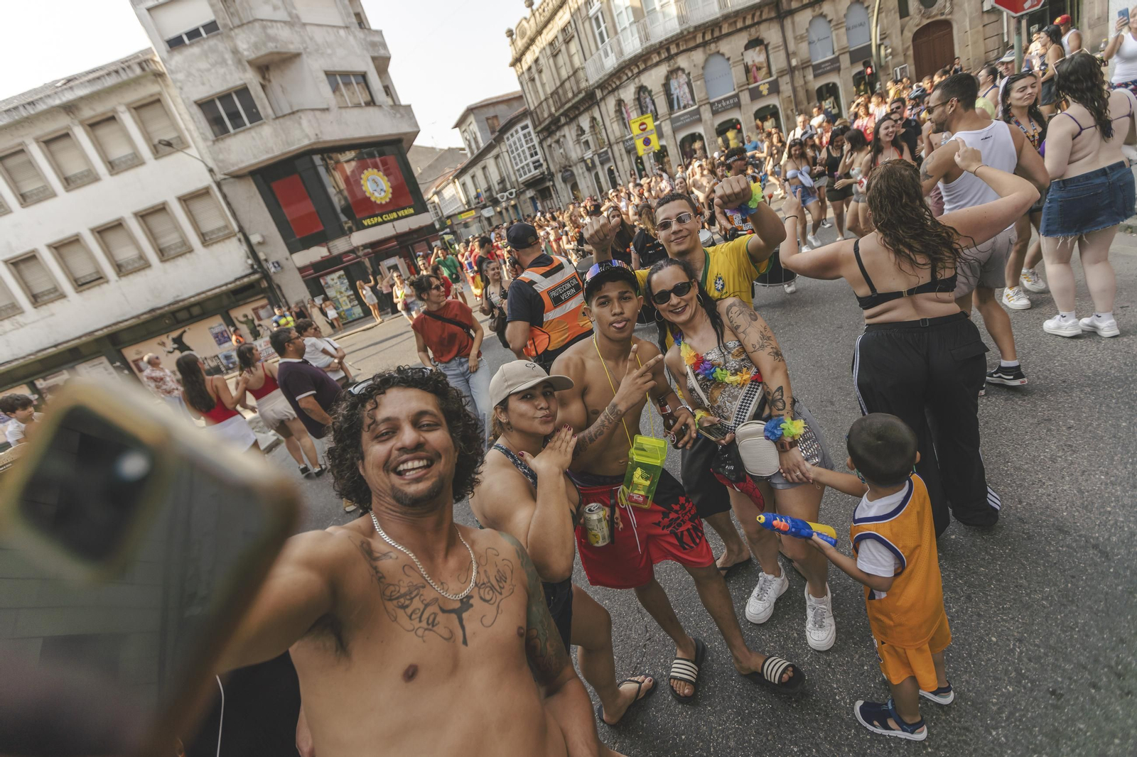 Galería |  Verín se echa a la calle al compás de las batucadas