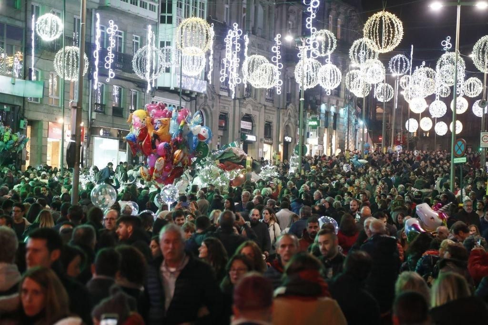 Los turistas invaden Vigo en el Puente232