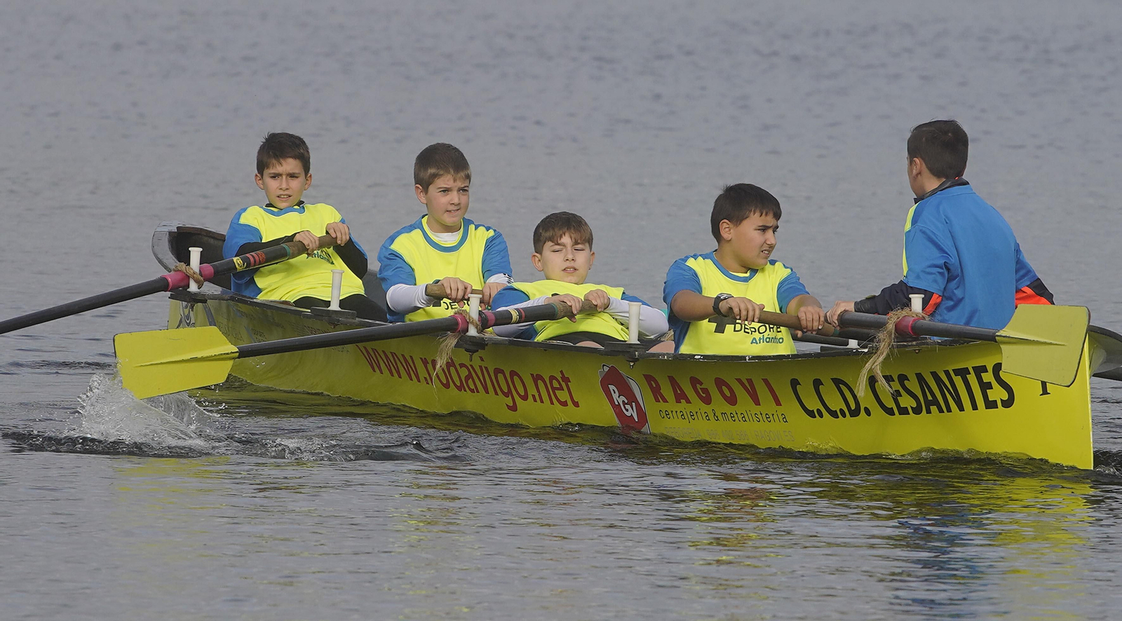 Participantes en la sesión de remo de +Deporte Atlántico en Cesantes.