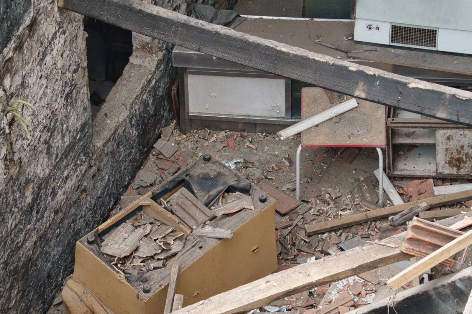 Restos en el interior de la vivienda tras el desplome de la pared.