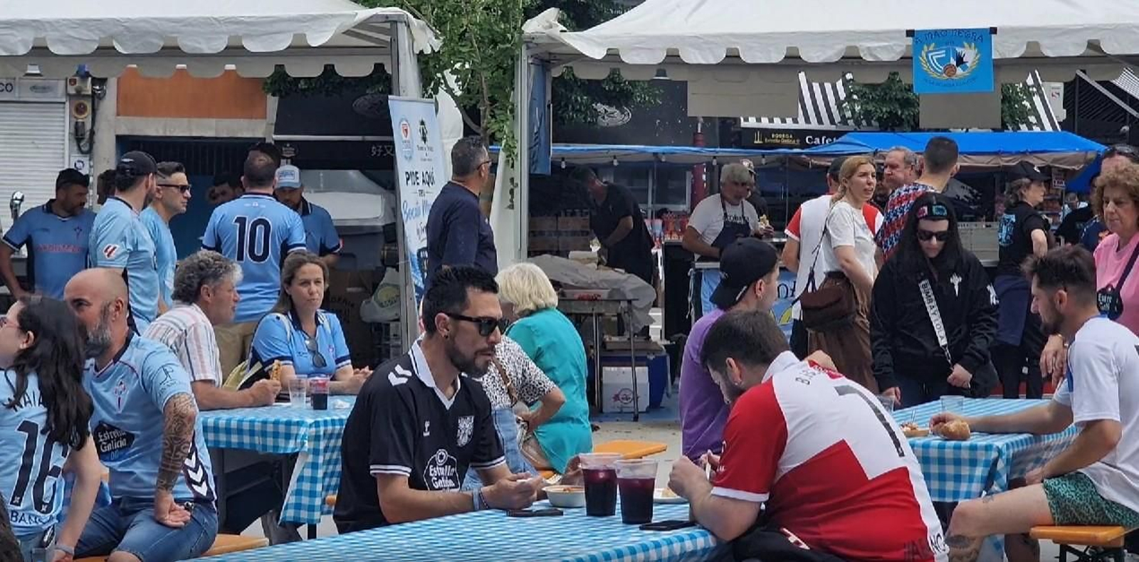 Ambiente en la fiesta de fin de temporada del Celta en el entorno de Balaídos.