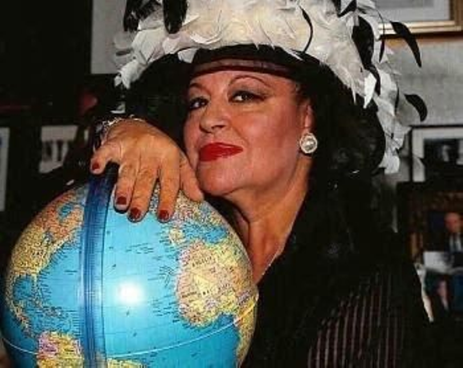 Seguramente el mensaje que quiso transmitir Karina Falagan con esta imagen  era que tenía el mundo en sus  ma