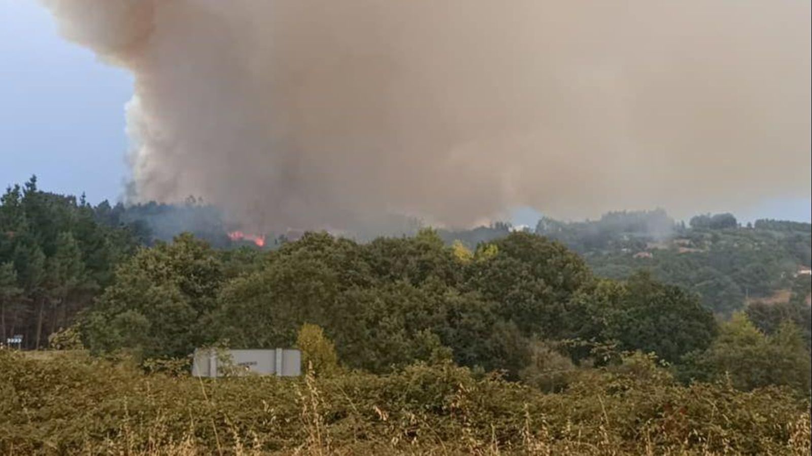 El incendio que se mantiene activo en Fumaces