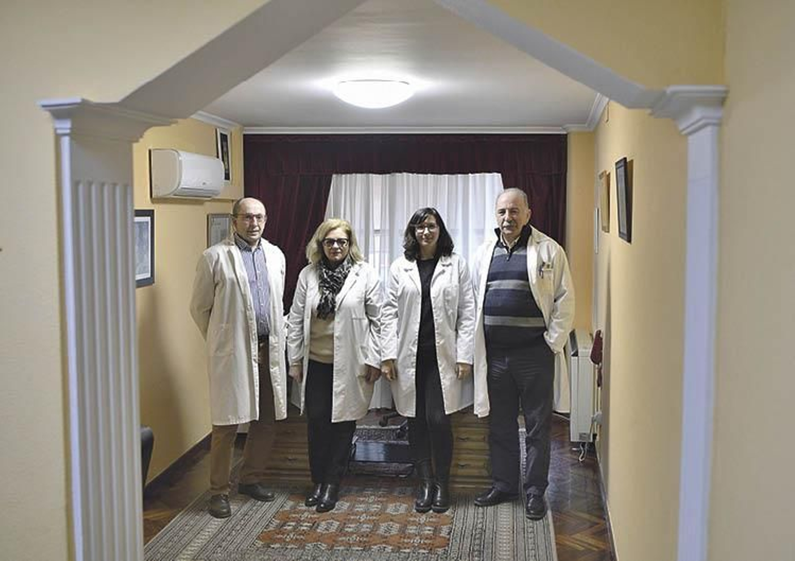Javier Pumares (médico), Pepita Fernández (administrativa), Leticia fernández (psicóloga) y José Manuel Freire Couto (médico). (Foto: Xesús Fariñas)