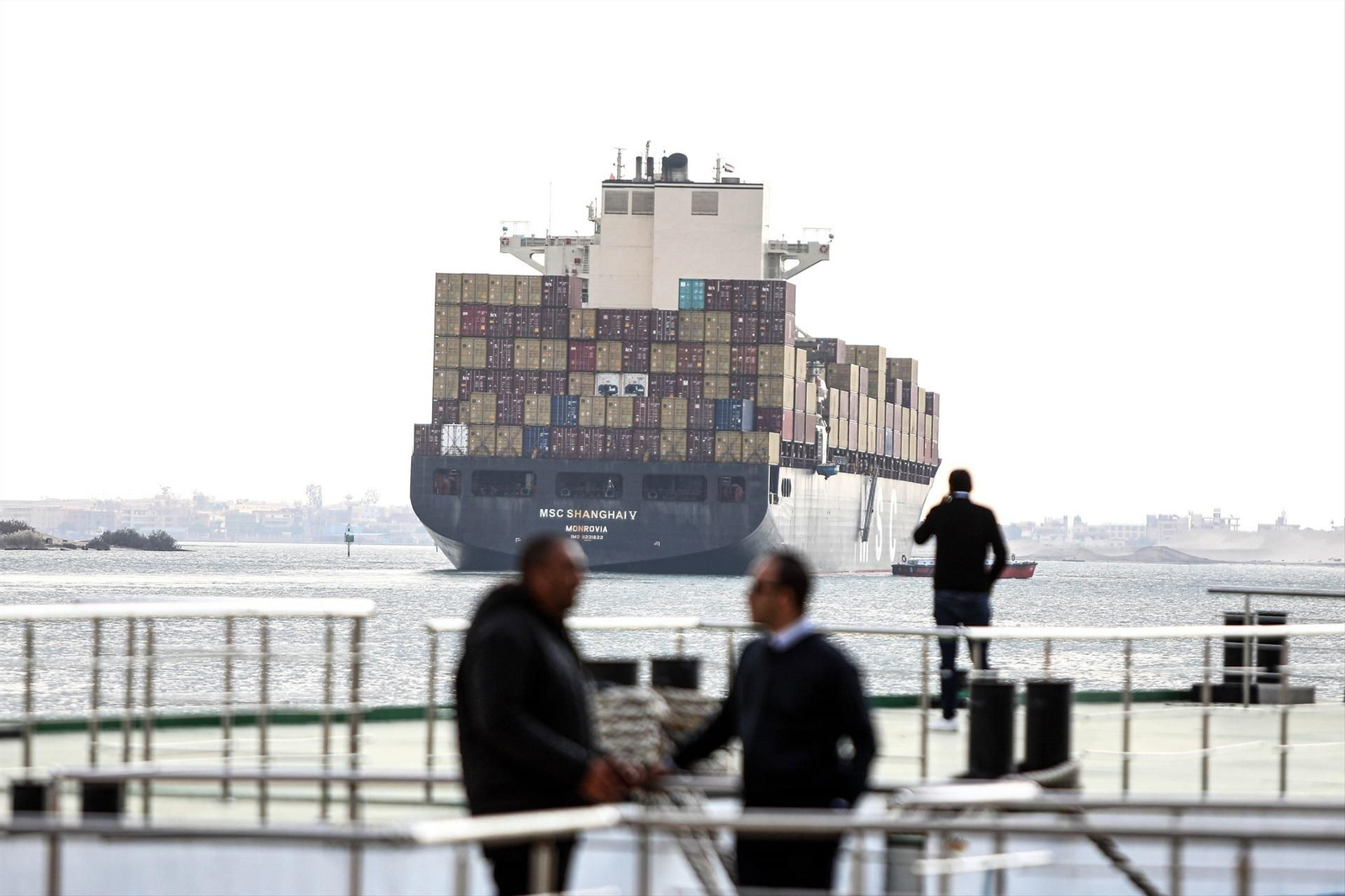 Un carguero en el canal de Suez