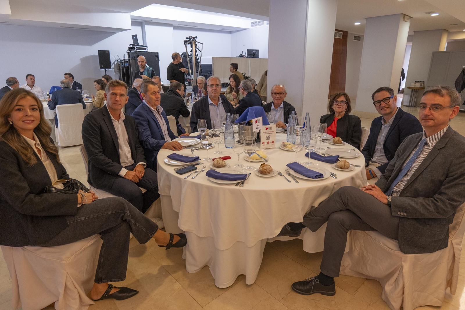 MESA RÍO AVIA  Elena Ribao, presidenta de la Asociación de Mujeres Empresarias; José Juan Pérez, director del colegio Luis Vives; José Antonio Pérez, abogado; Benito Iglesias, analista inmobiliario; Amador Vázquez, alcalde de Vilamarín; Olga Santos, presidenta de Artesanos de Ourense; Roberto González, presidente de O Afiador, y Ramón Gayoso, de Banco Sabadell.
