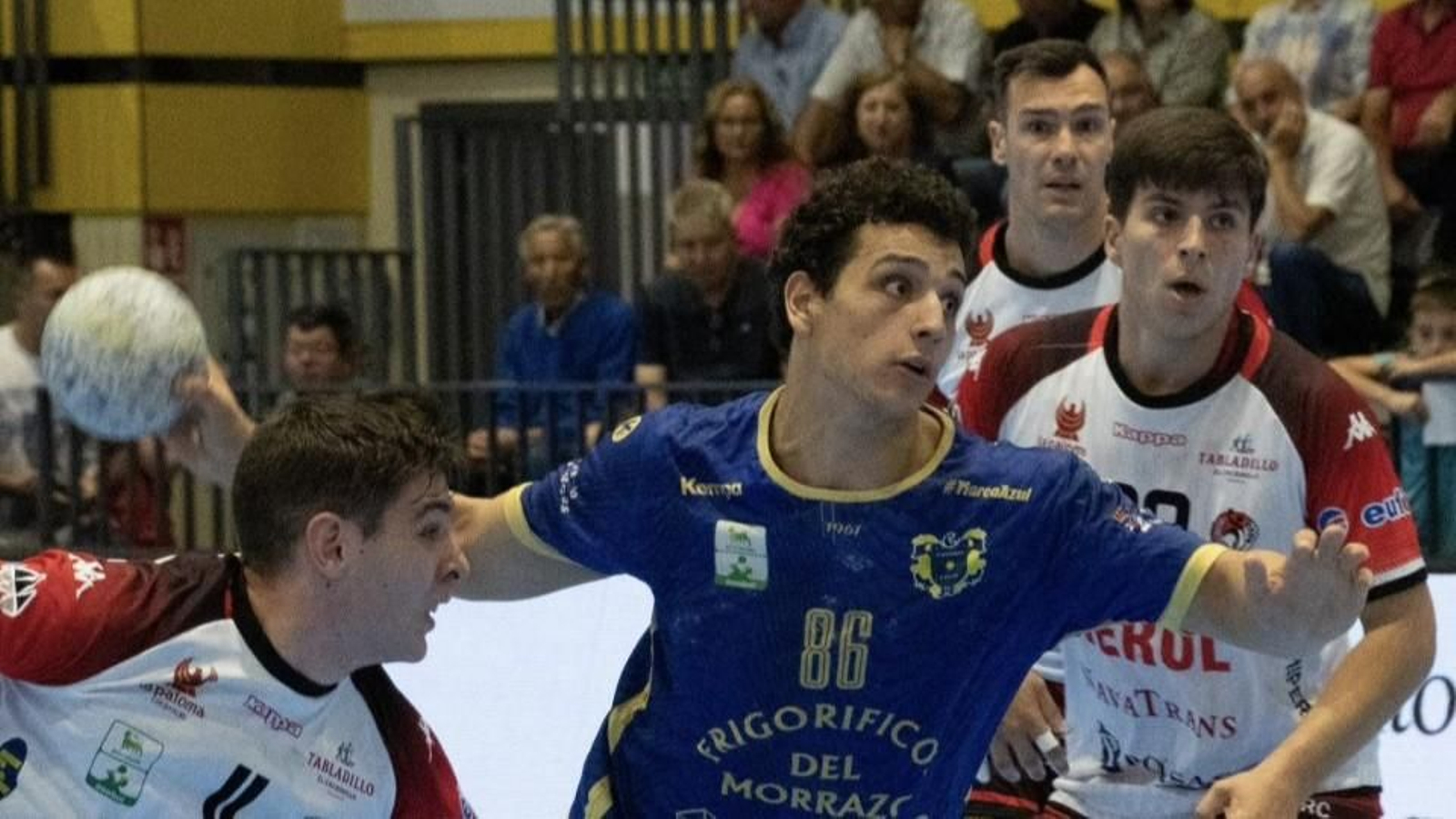 Brandao, autor de dos goles para el Cangas en Segovia, dispara a puerta entre dos jugadores rivales.