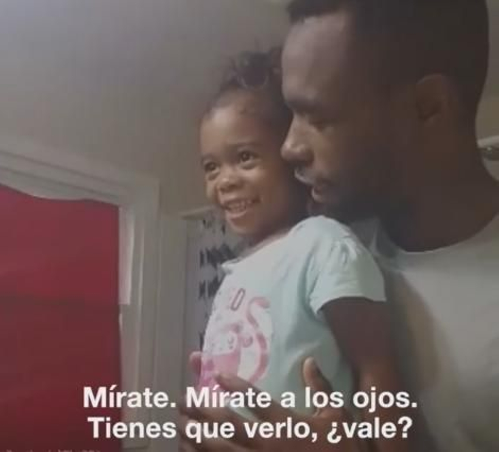 Imagen del padre y su hija en Facebook.