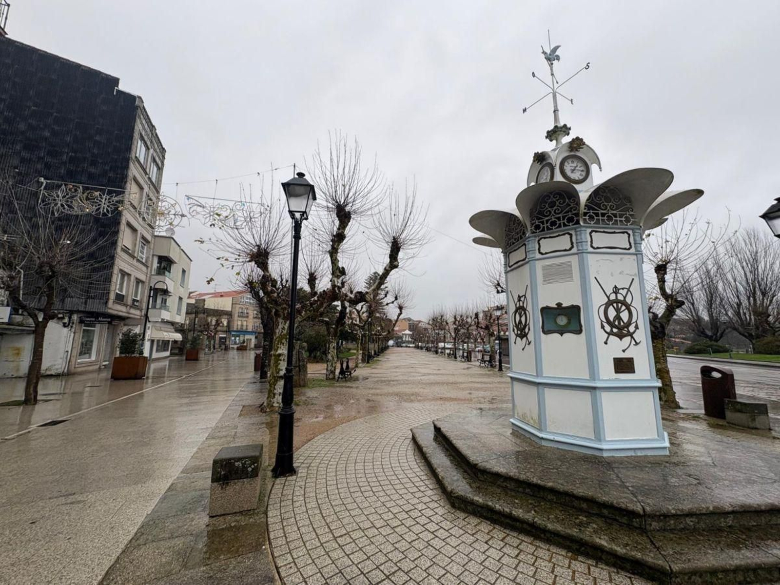 La estación meteorológica en uno de los extremos de la Alameda.